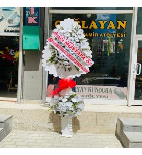 Çelenk Çiftli Yapay Beyaz Fon
